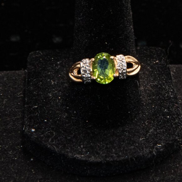 14K Solid Yellow Gold and 1 Carat Oval Peridot Ring Size 8 - Picture 2 of 4